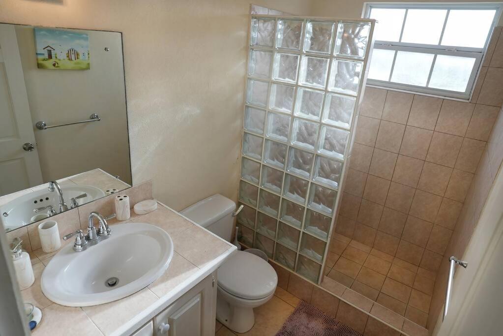 3 bedrooms luxurious pool house centrally located close to everything
