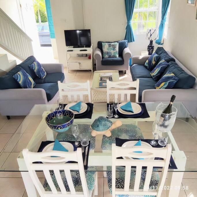 3 bedrooms luxurious pool house centrally located close to everything