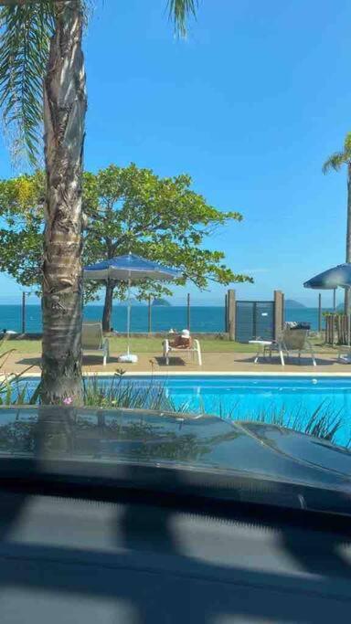 Condomínio pé na areia, super novo e confortável.