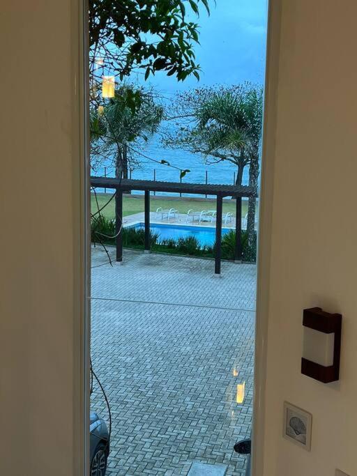 Condomínio pé na areia, super novo e confortável.