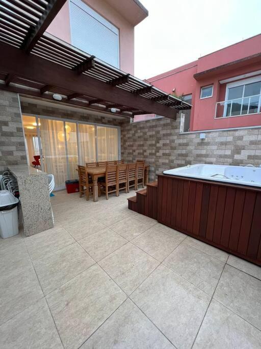 Condomínio pé na areia, super novo e confortável.