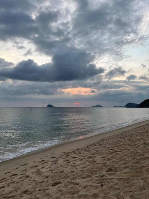 Condomínio pé na areia, super novo e confortável.