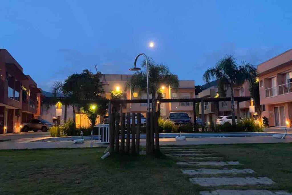Condomínio pé na areia, super novo e confortável.