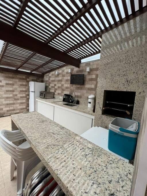 Condomínio pé na areia, super novo e confortável.