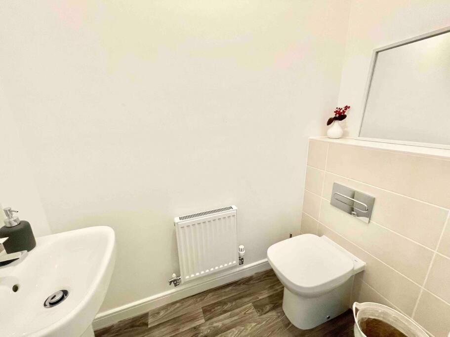 Spacious Home for Business Stays, Family Stays, Weekly or Monthly Stays view 4