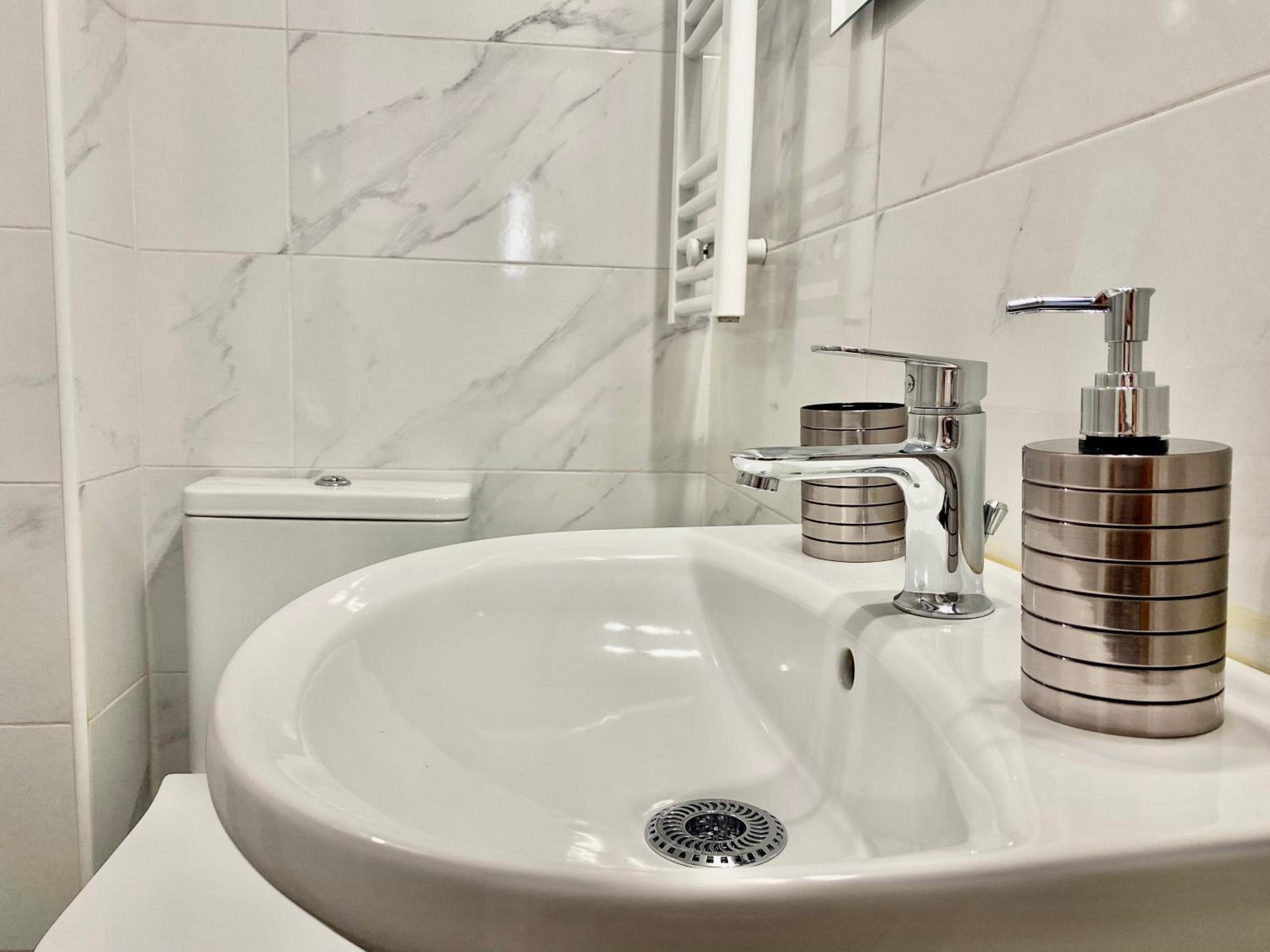 Olive tree Deluxe Apt 70m from Athens Metro
