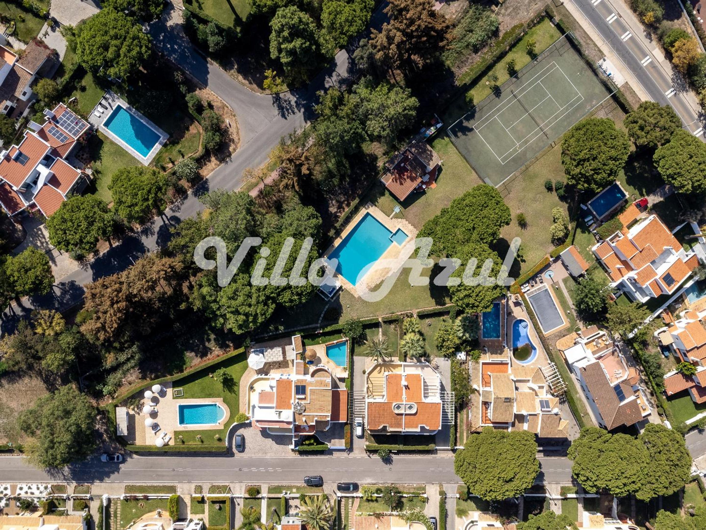 Elegant villa with private pool in Quarteira view 4