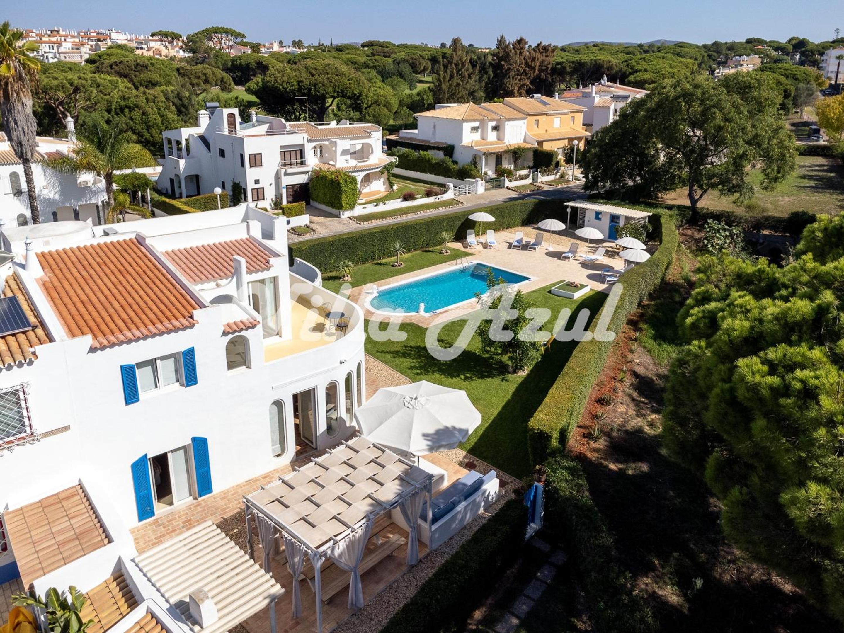 Elegant villa with private pool in Quarteira view 3