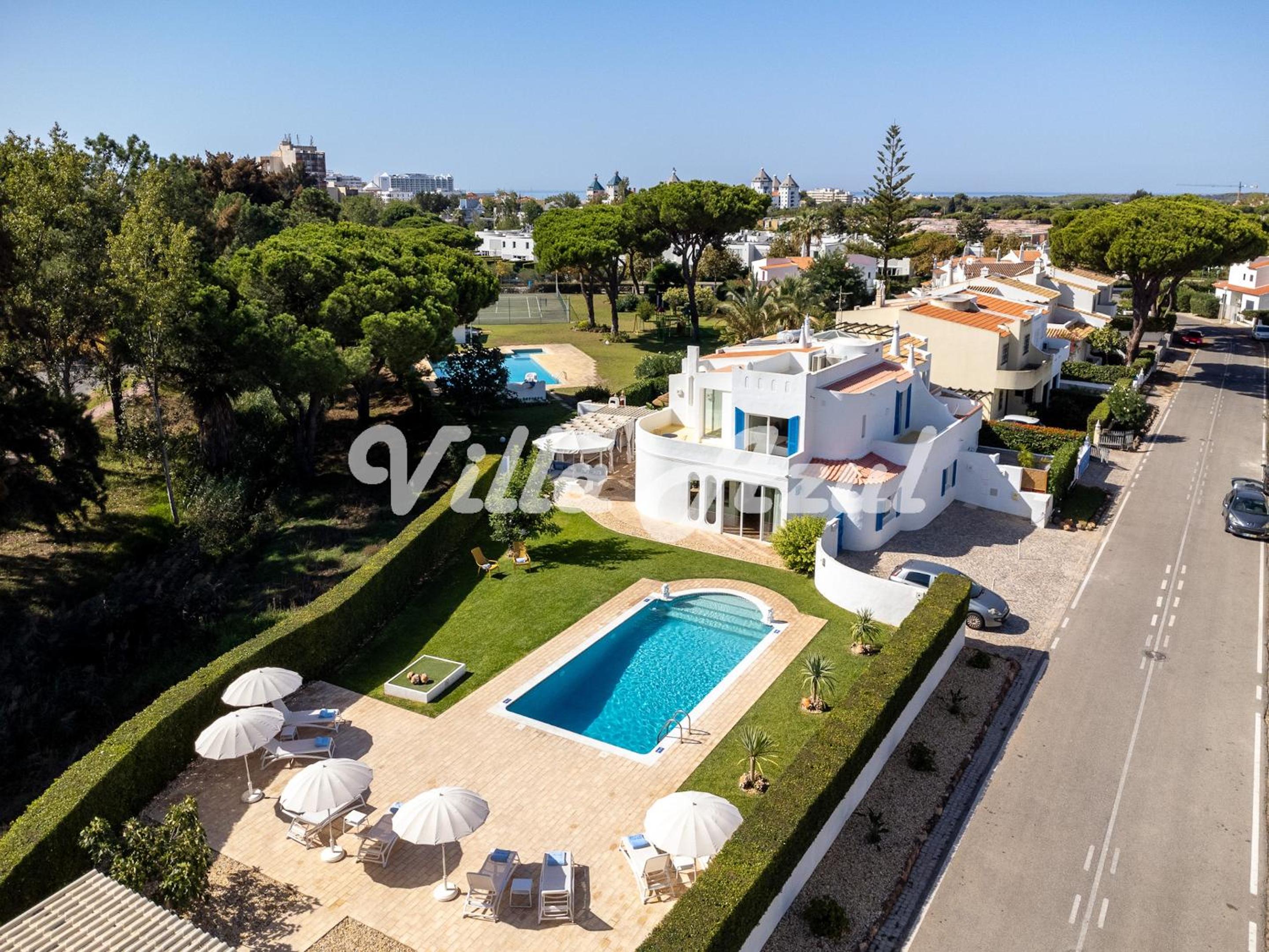 Elegant villa with private pool in Quarteira view 5