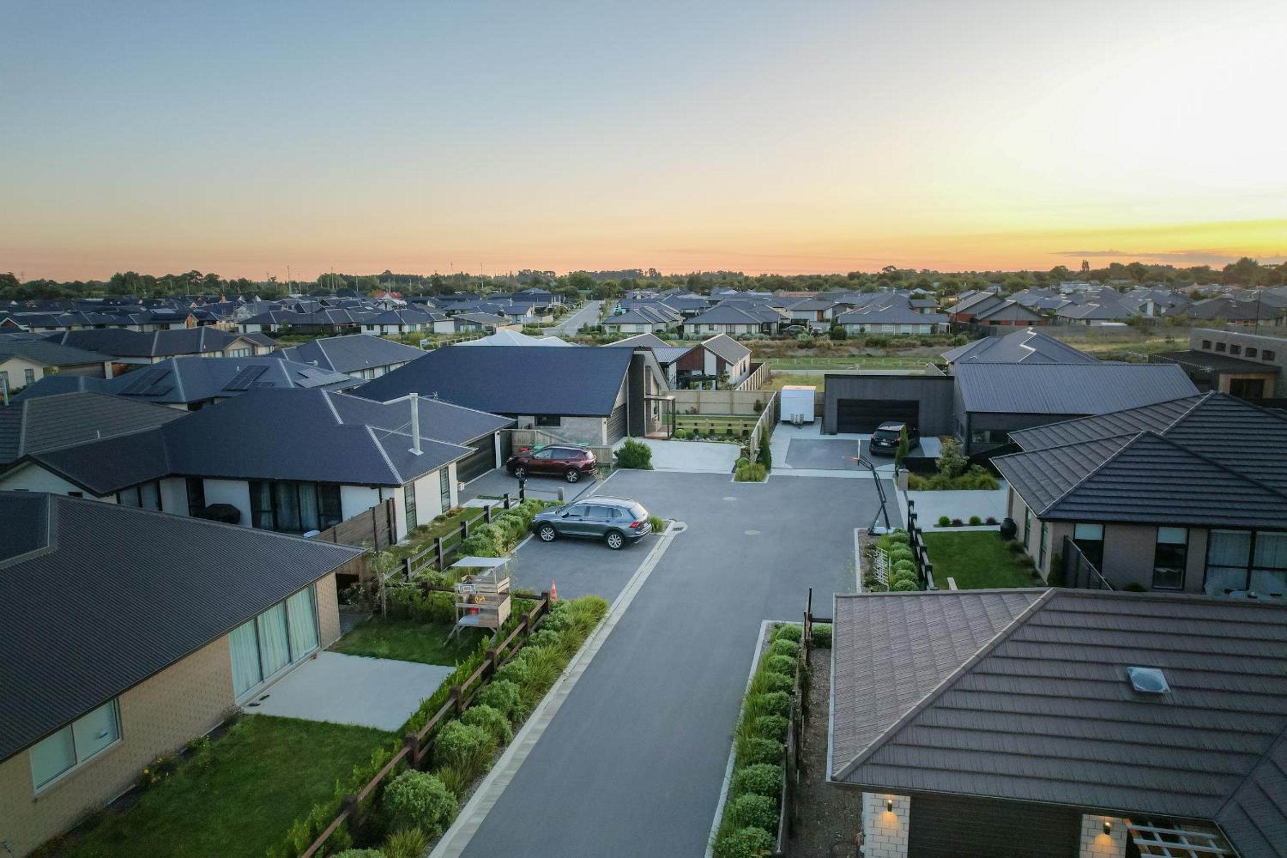 Quiet & Warm House Parking Sleeps 7, 19 mins from CHC airport view 5