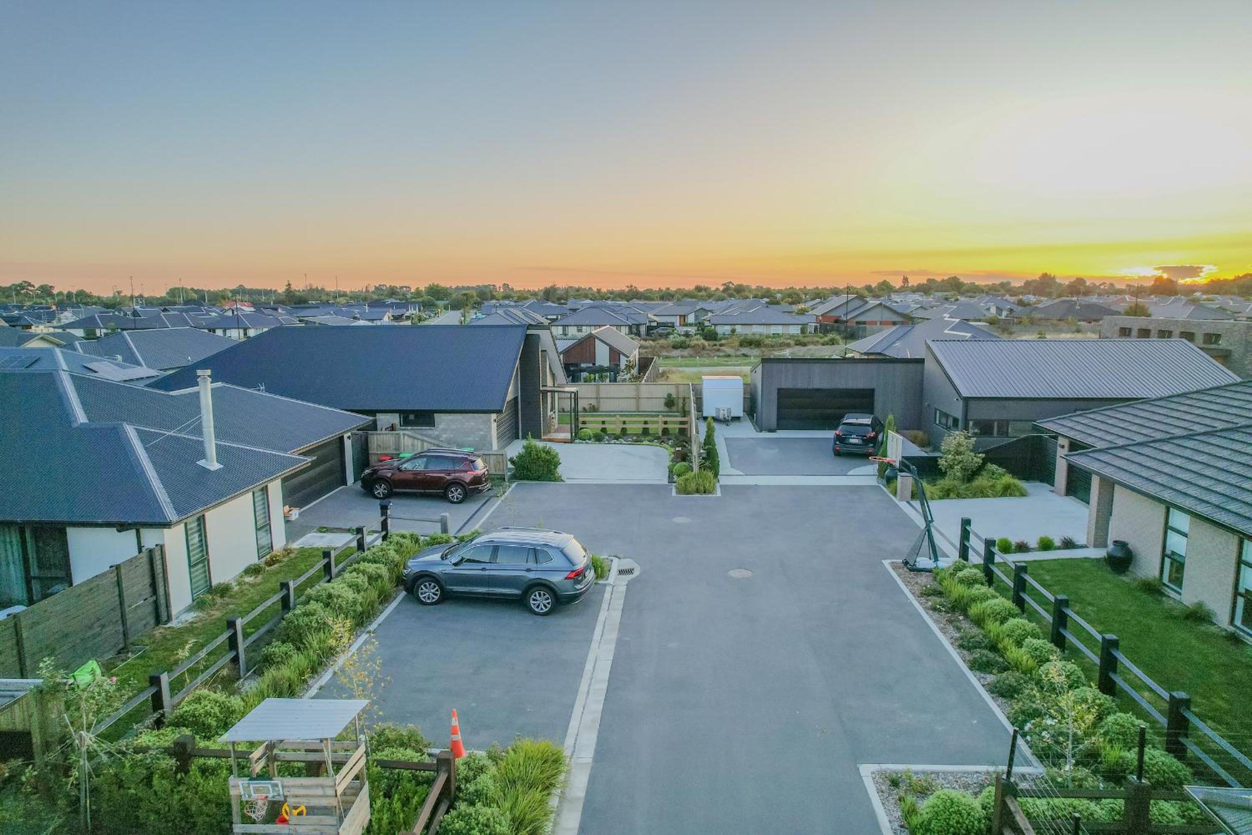 Quiet & Warm House Parking Sleeps 7, 19 mins from CHC airport view 4