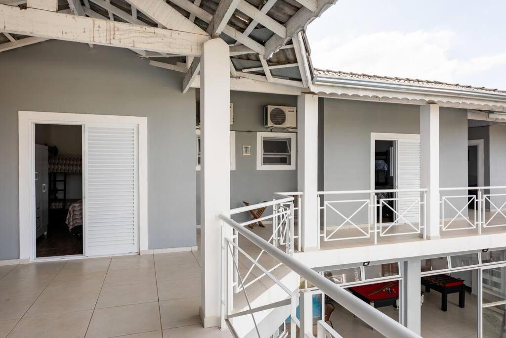 Linda casa em condomínio fechado para temporada.