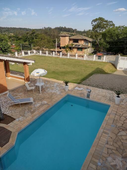 Linda casa em condomínio fechado para temporada.