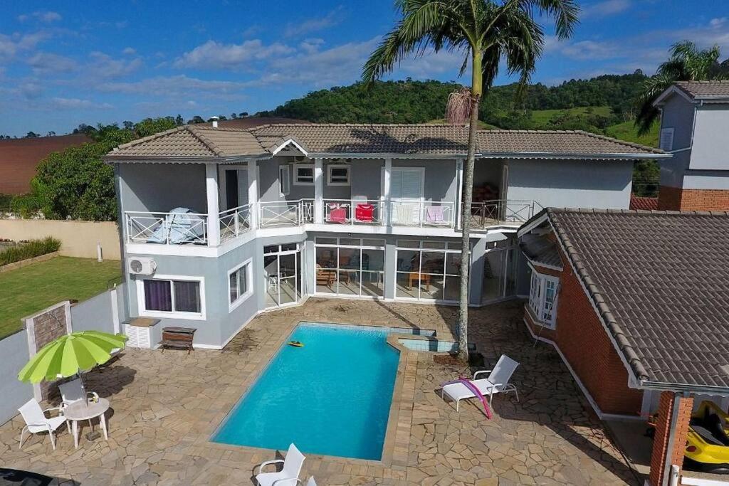 Linda casa em condomínio fechado para temporada.