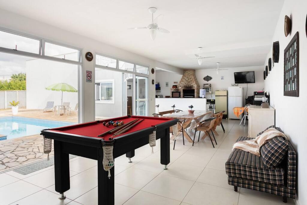 Linda casa em condomínio fechado para temporada.