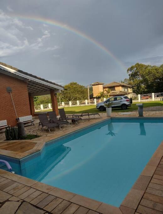 Linda casa em condomínio fechado para temporada.