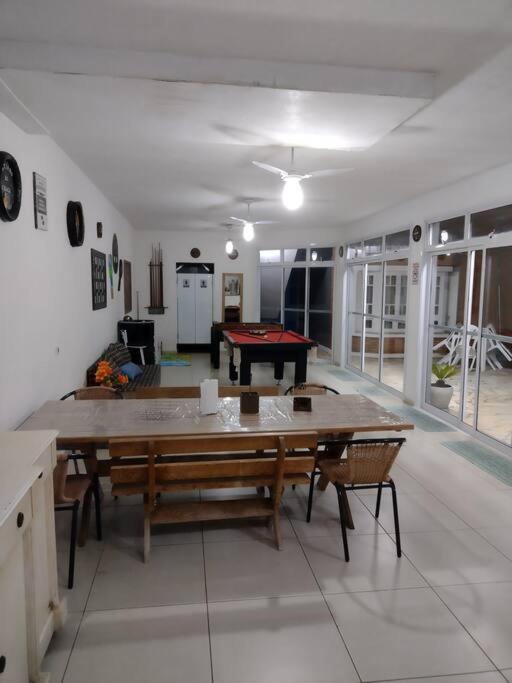 Linda casa em condomínio fechado para temporada.