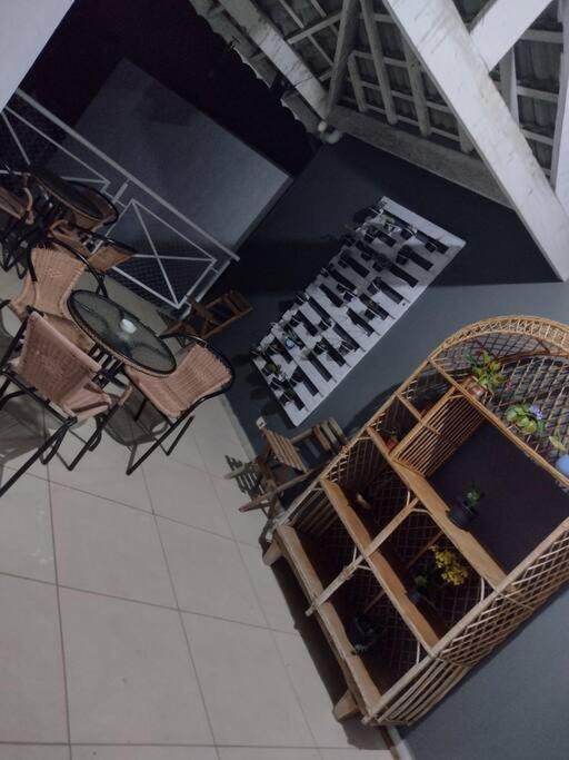 Linda casa em condomínio fechado para temporada.