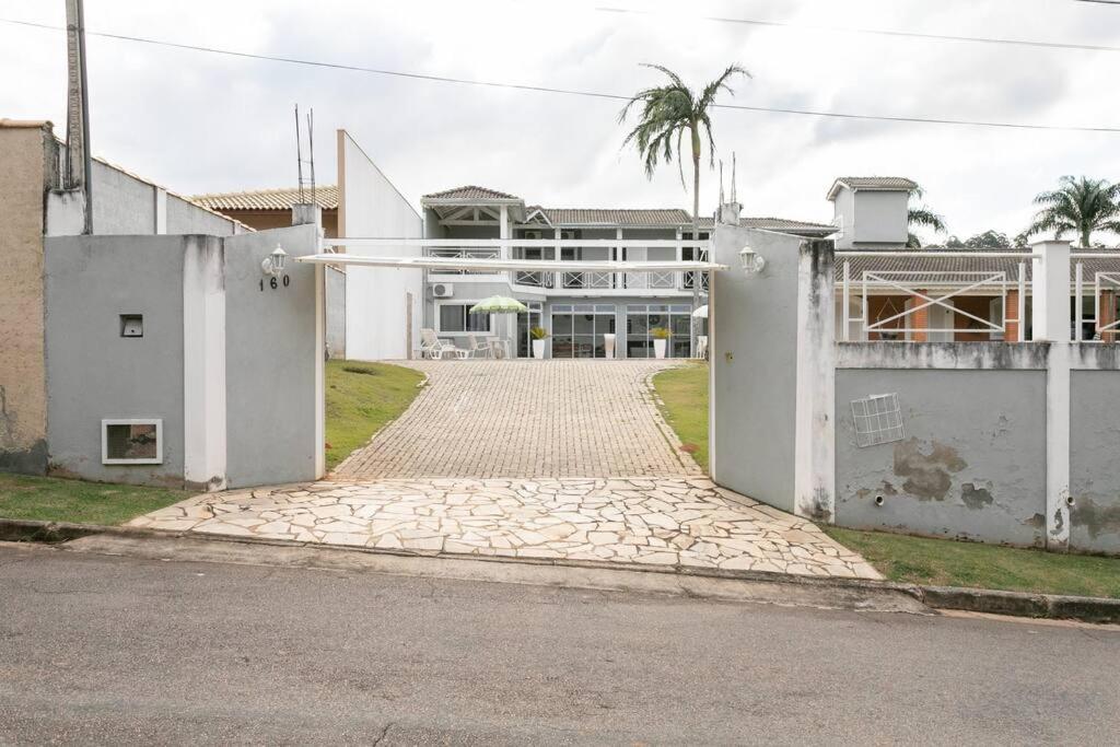 Linda casa em condomínio fechado para temporada.