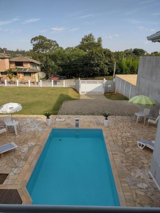 Linda casa em condomínio fechado para temporada.