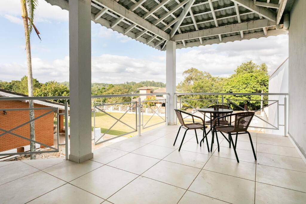 Linda casa em condomínio fechado para temporada.
