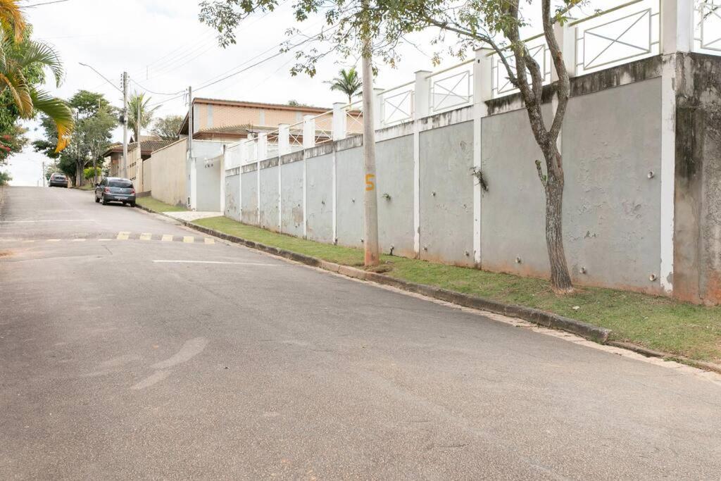 Linda casa em condomínio fechado para temporada.
