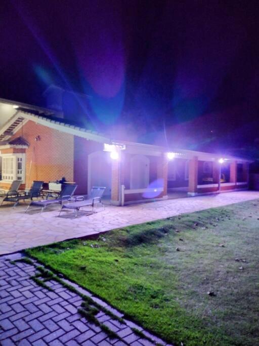 Linda casa em condomínio fechado para temporada.