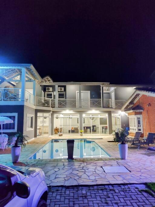 Linda casa em condomínio fechado para temporada.