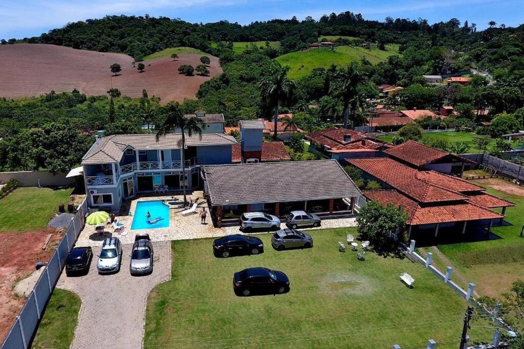 Linda casa em condomínio fechado para temporada.
