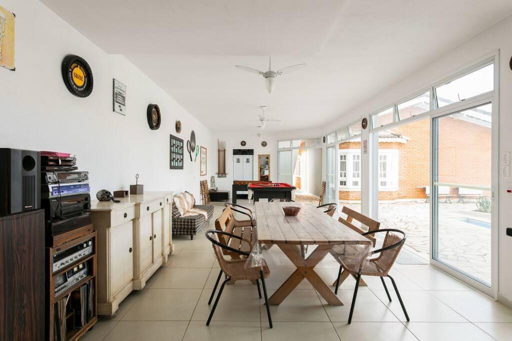 Linda casa em condomínio fechado para temporada.