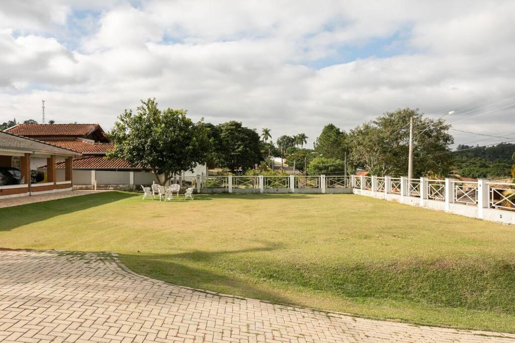 Linda casa em condomínio fechado para temporada.