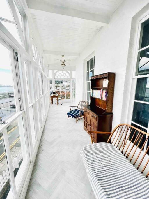 Flat 4 Marine Parade House, 1 East Cliff- Next to Dover Port, White Cliffs, Beach, Castle view 2