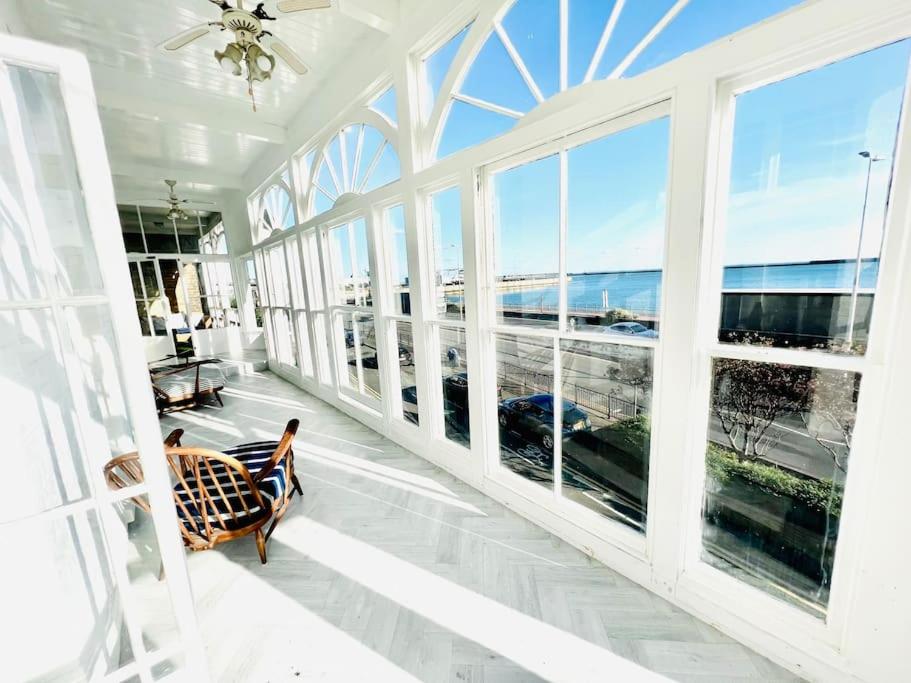 Flat 4 Marine Parade House, 1 East Cliff- Next to Dover Port, White Cliffs, Beach, Castle view 5