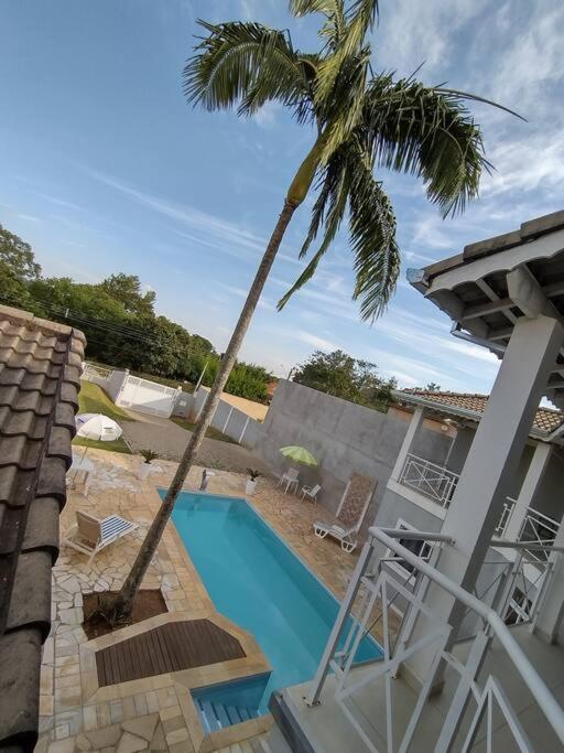 Linda casa em condomínio fechado para temporada.