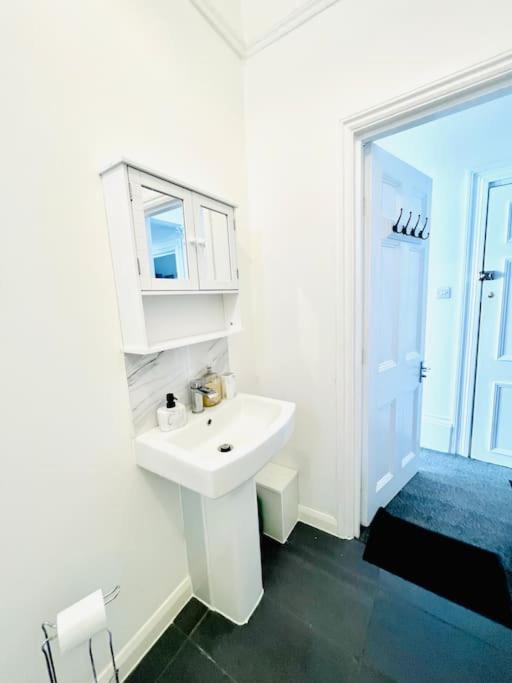 Flat 4 Marine Parade House, 1 East Cliff- Next to Dover Port, White Cliffs, Beach, Castle view 4