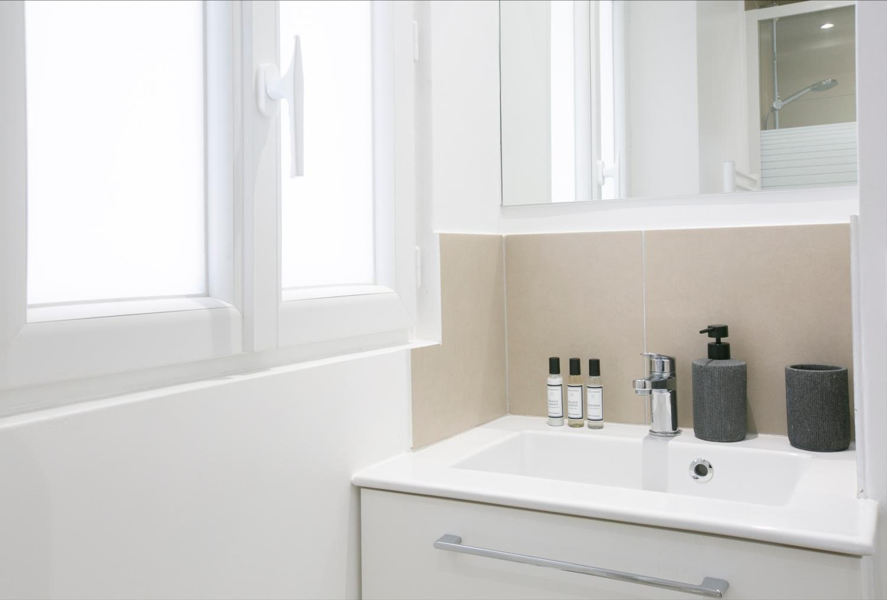 Charming 1 Bedroom Marais Hideaway - FB17A