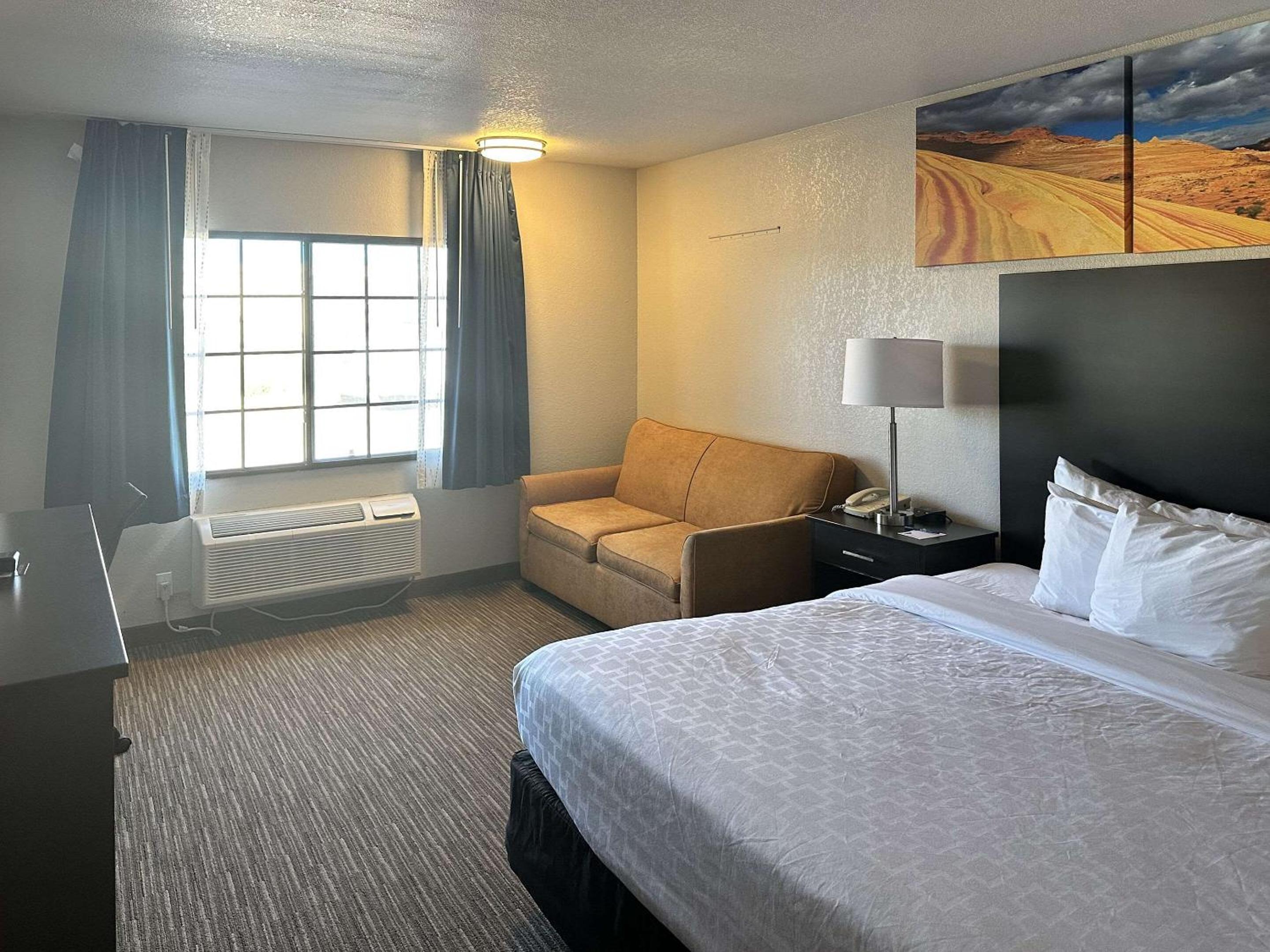 Winslow Vacations - Clarion Pointe Winslow I-40 - Property Image 4
