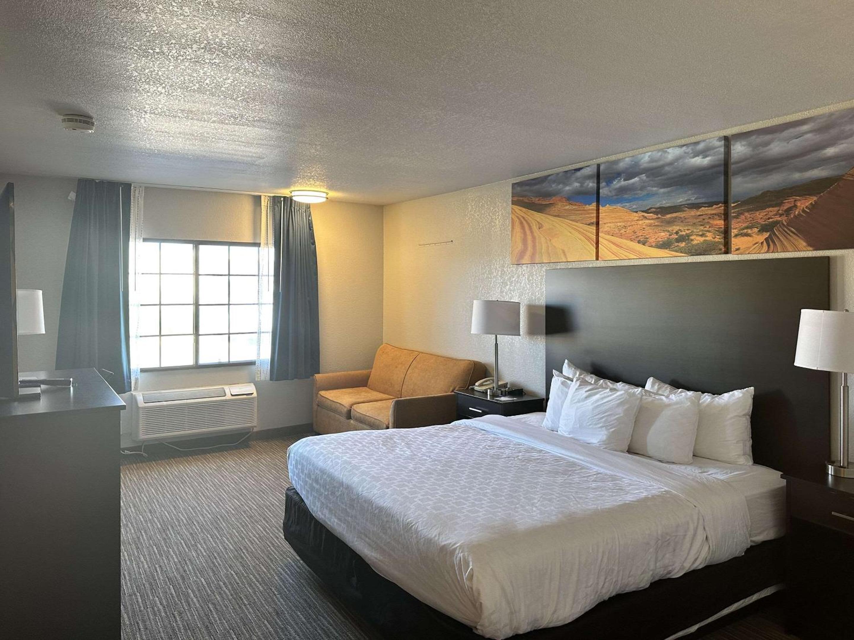 Winslow Vacations - Clarion Pointe Winslow I-40 - Property Image 3