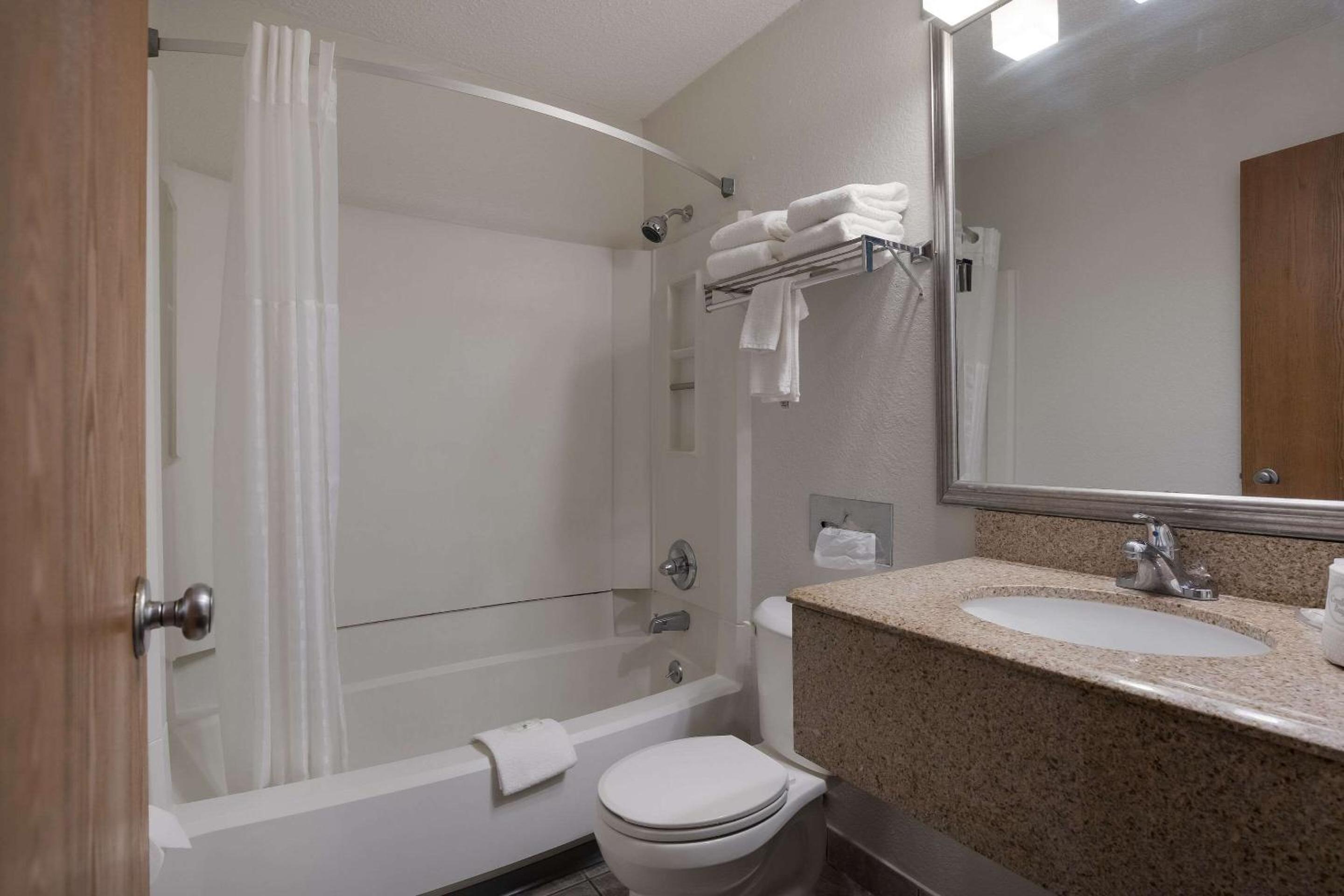 Canton Vacations - Quality Inn Hall of Fame - Property Image 14