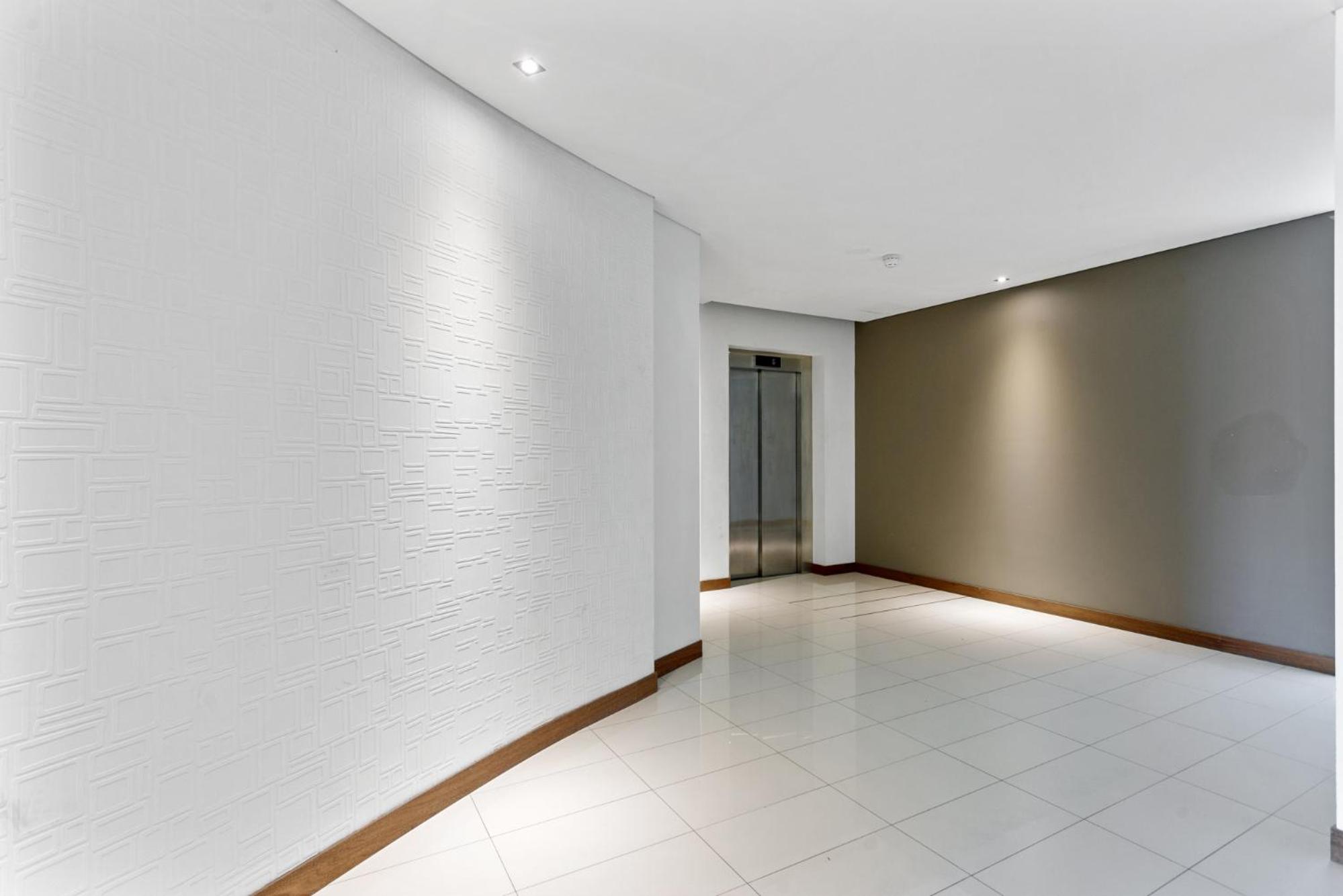 Luxe Chic 3BR Apt City Skyline views