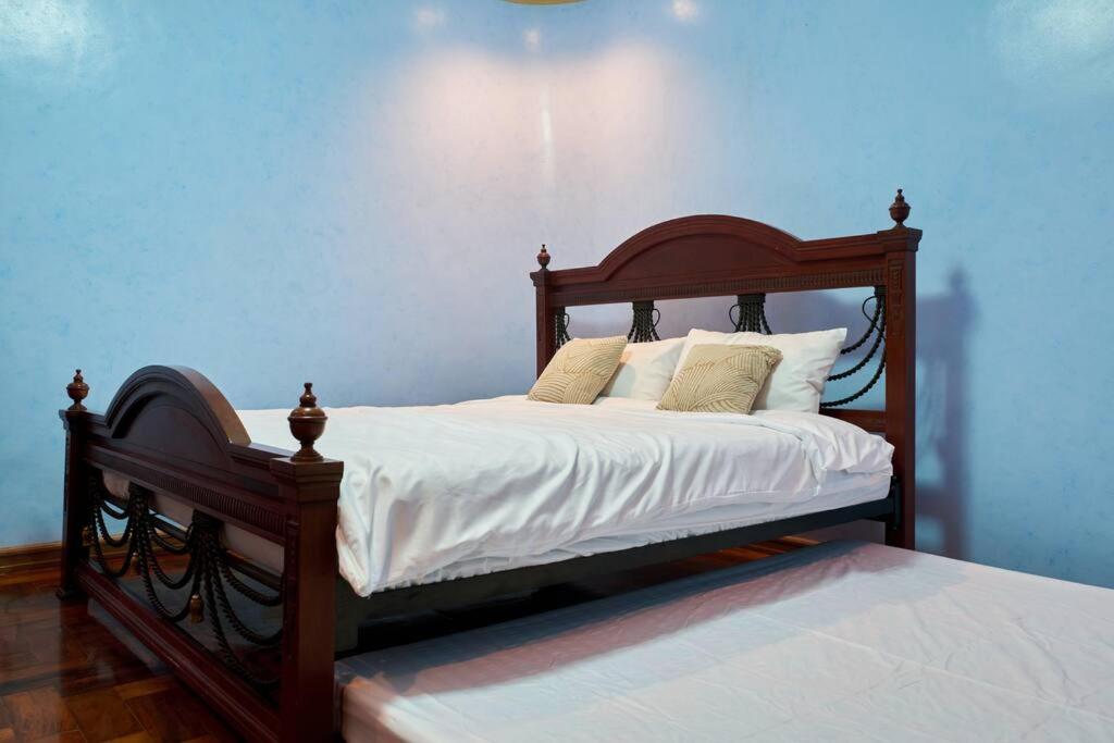 Spacious 6BR Family House in Tagaytay view 5