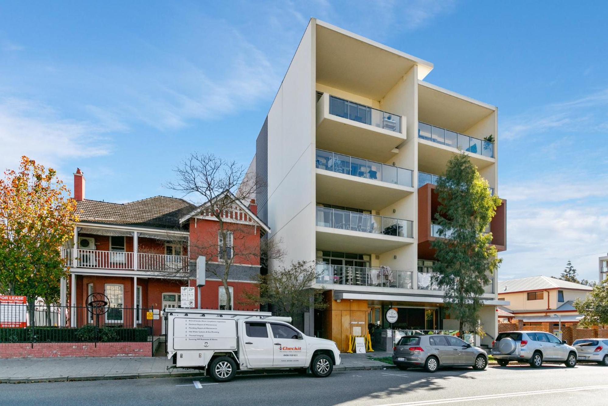 Quiet City Luxury 3BR Top-Floor with SkylineView