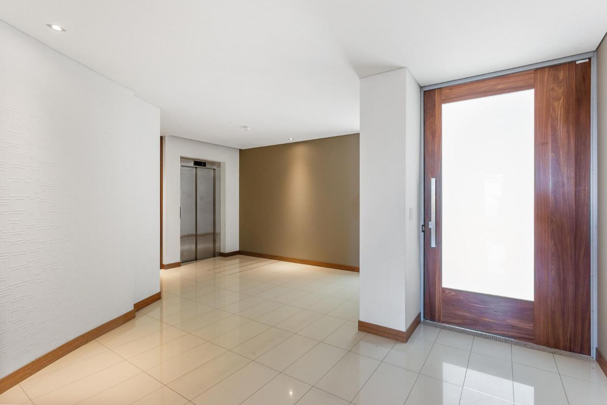 Quiet City Luxury 3BR Top-Floor with SkylineView