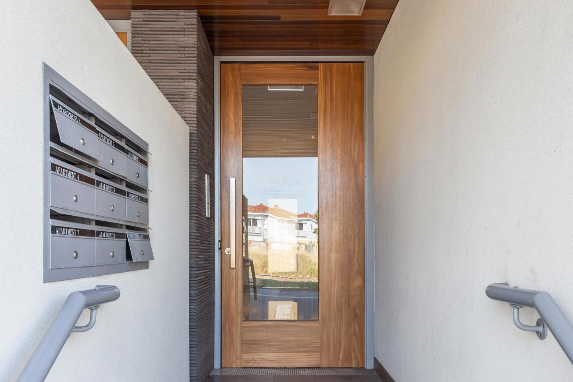 Quiet City Luxury 3BR Top-Floor with SkylineView