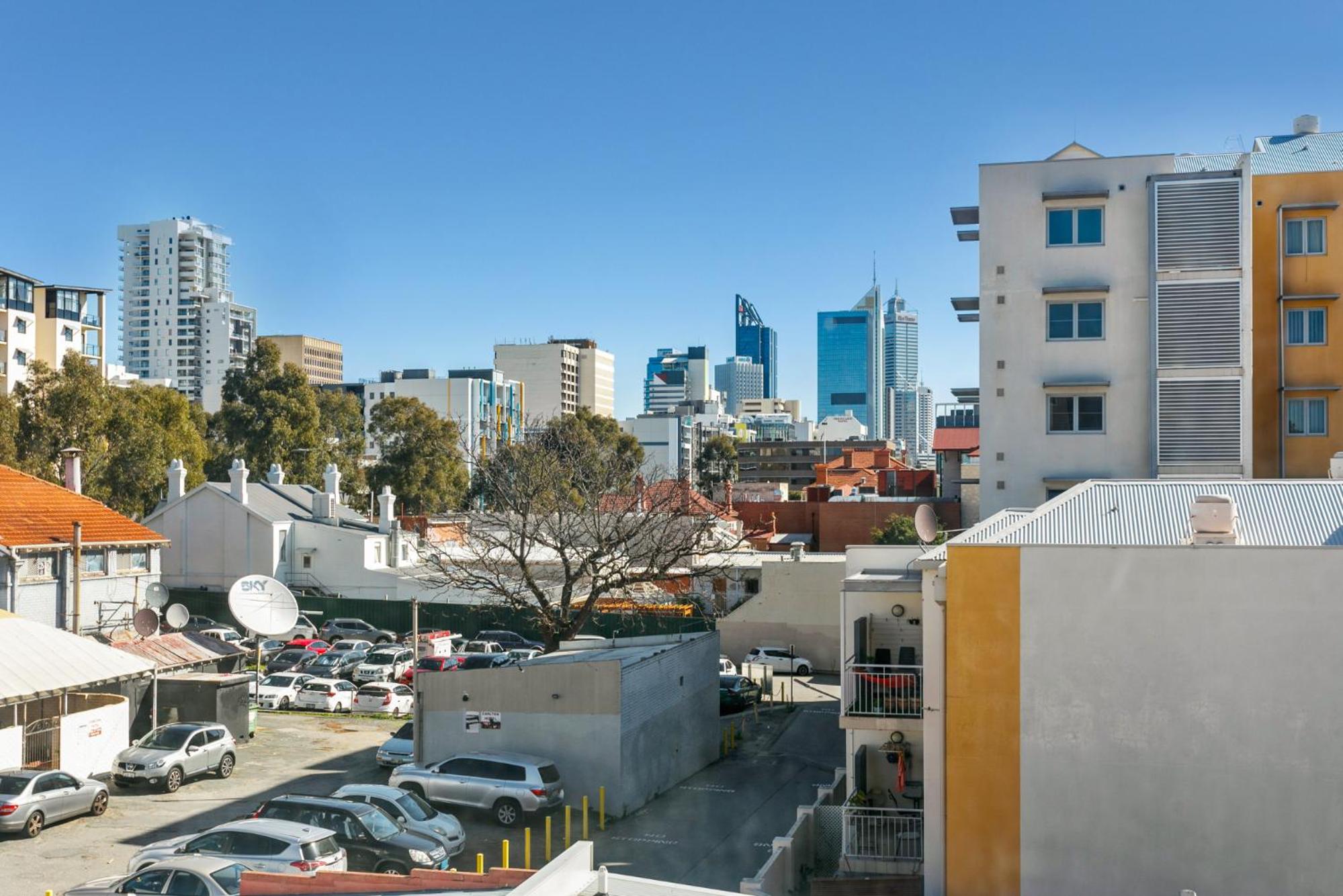 Quiet City Luxury 3BR Top-Floor with SkylineView