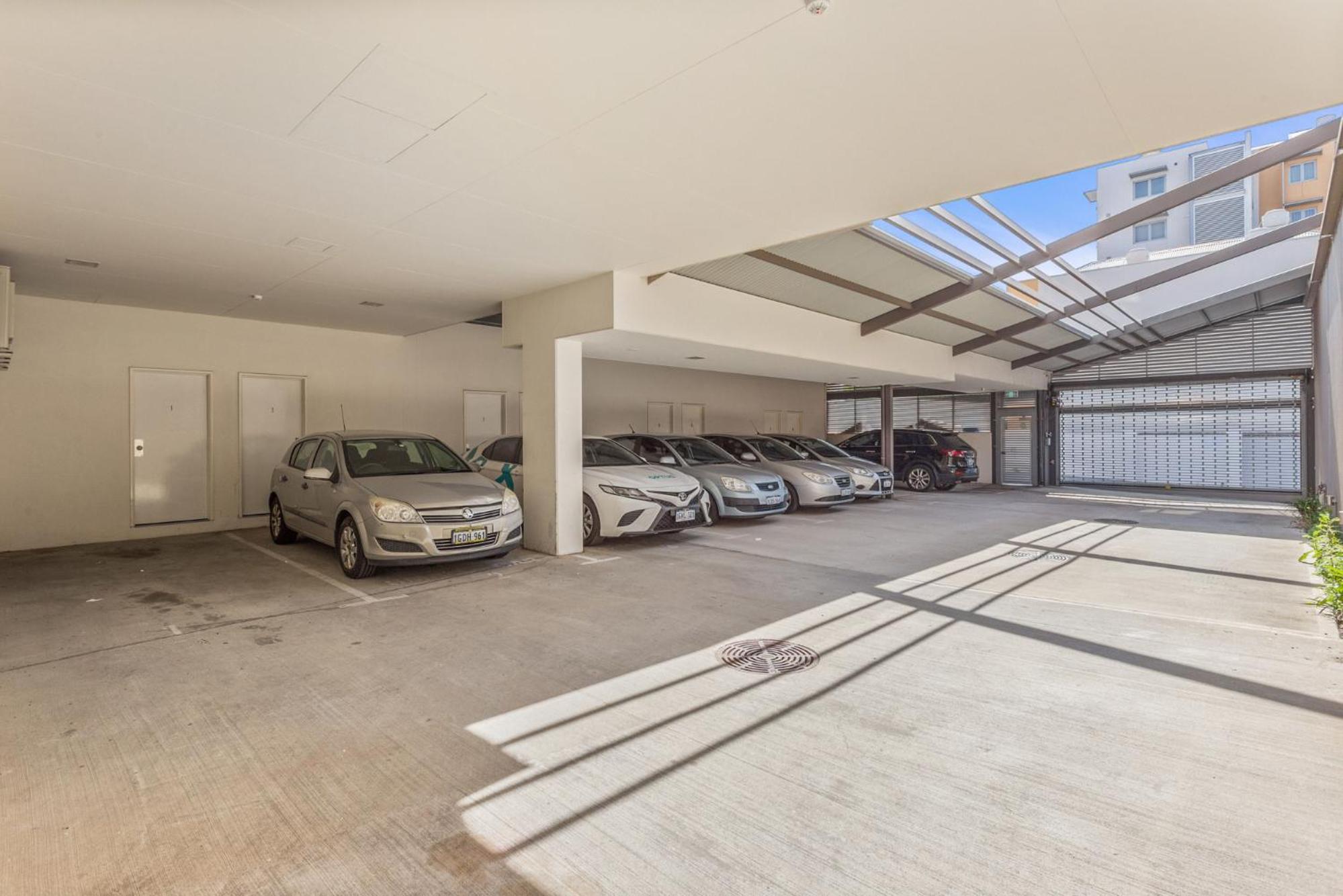 Quiet City Luxury 3BR Top-Floor with SkylineView