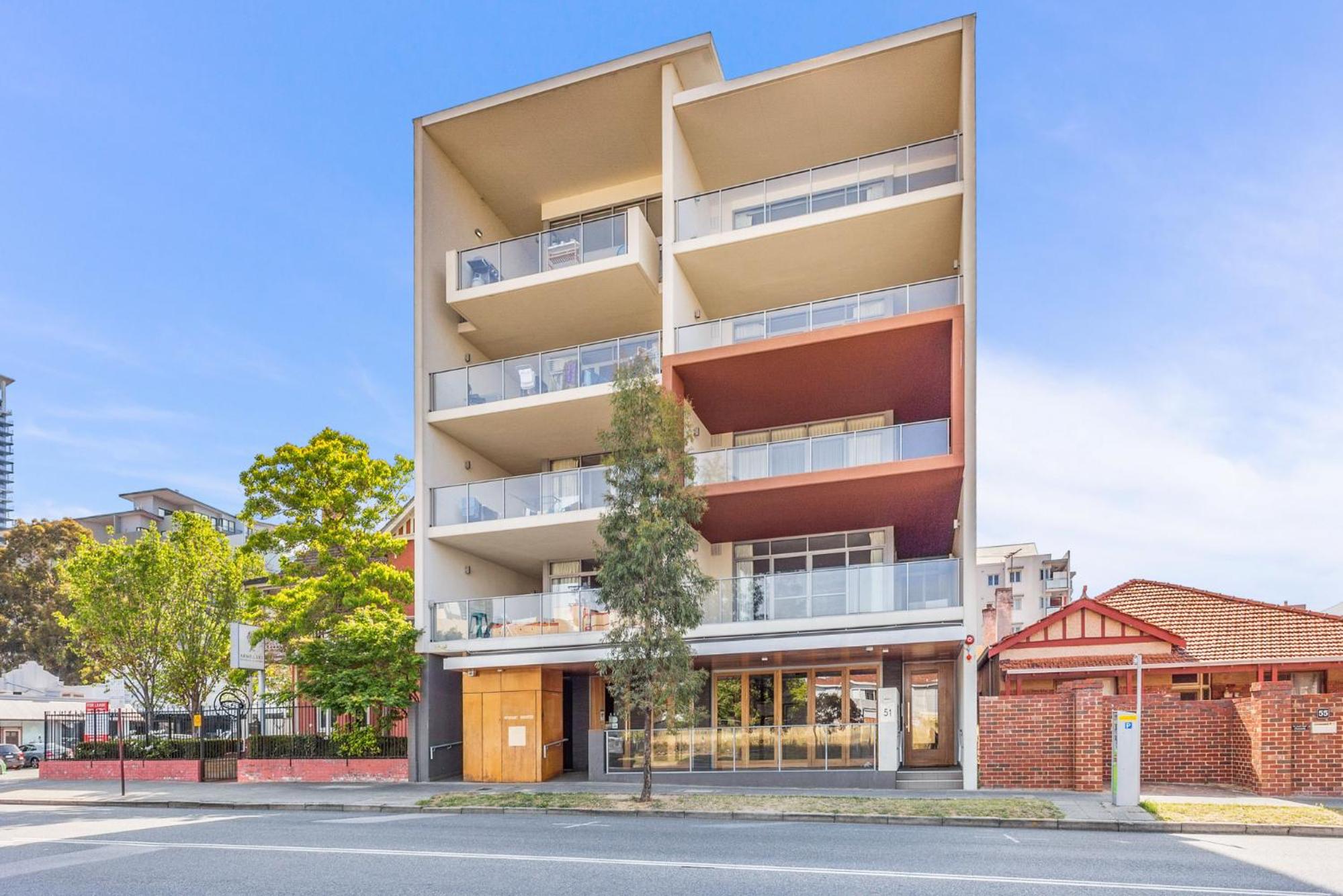 Quiet City Luxury 3BR Top-Floor with SkylineView