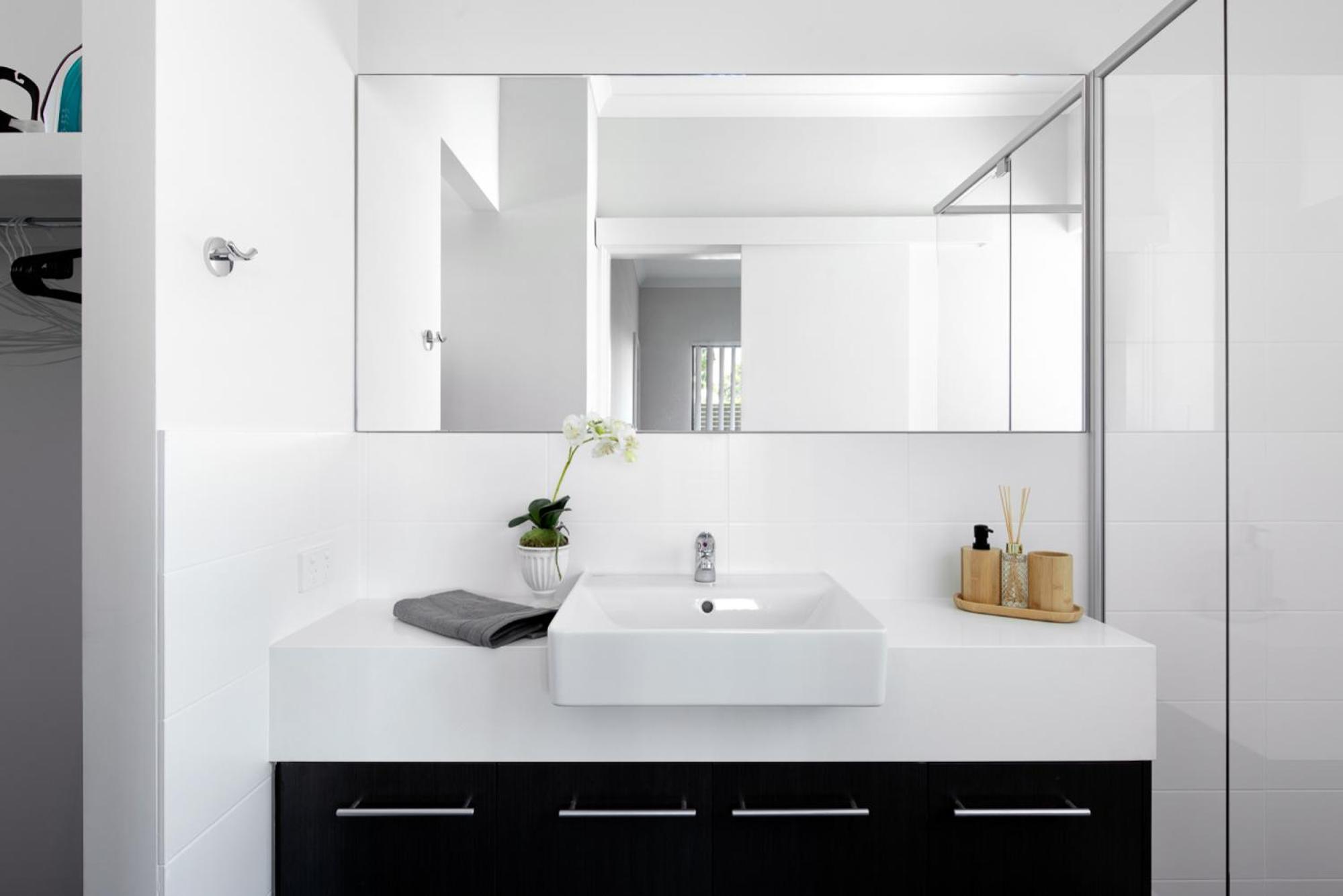 Chic Exec 2bdr 2bath -River,FREO,Parking,AC