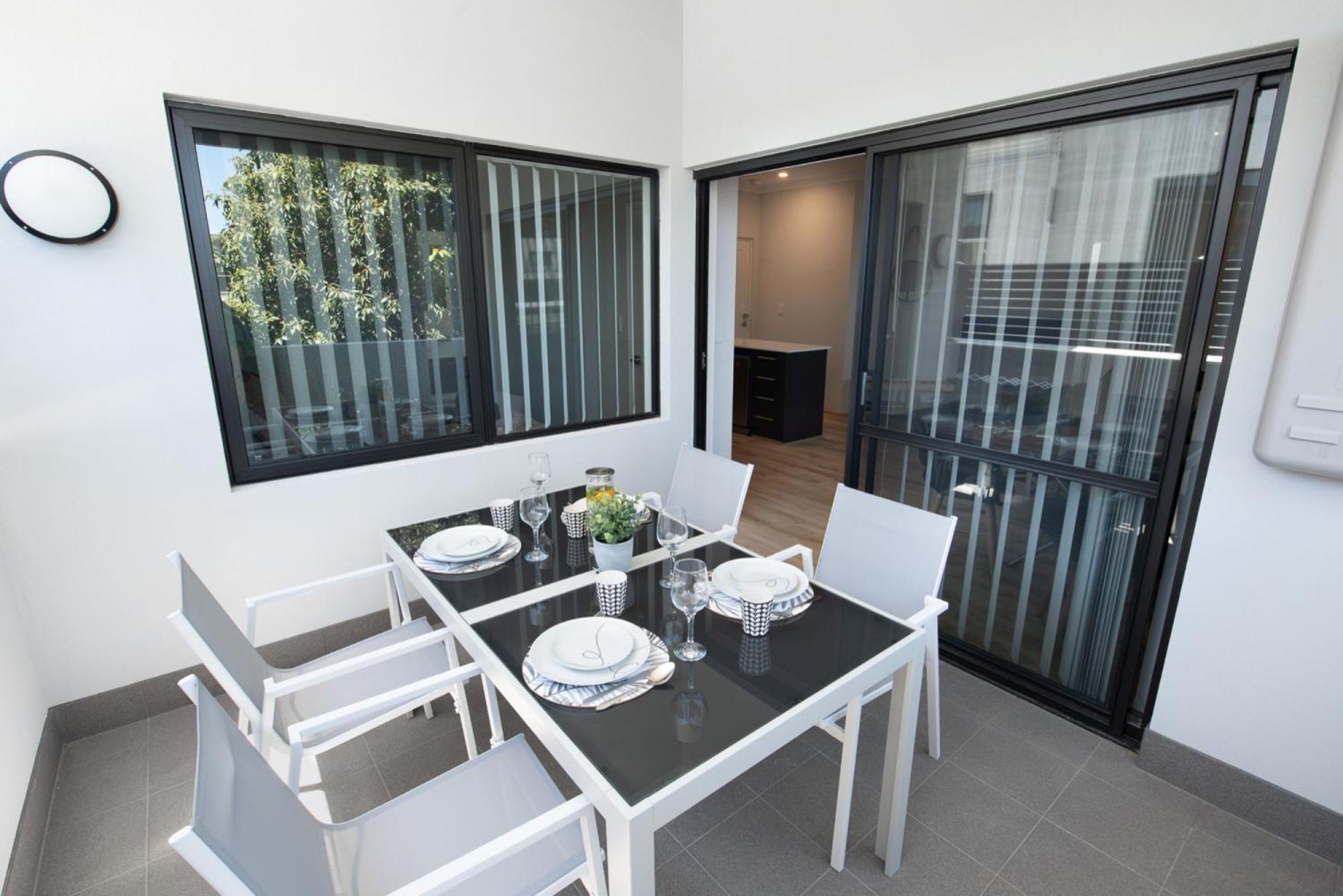 Chic Exec 2bdr 2bath -River,FREO,Parking,AC