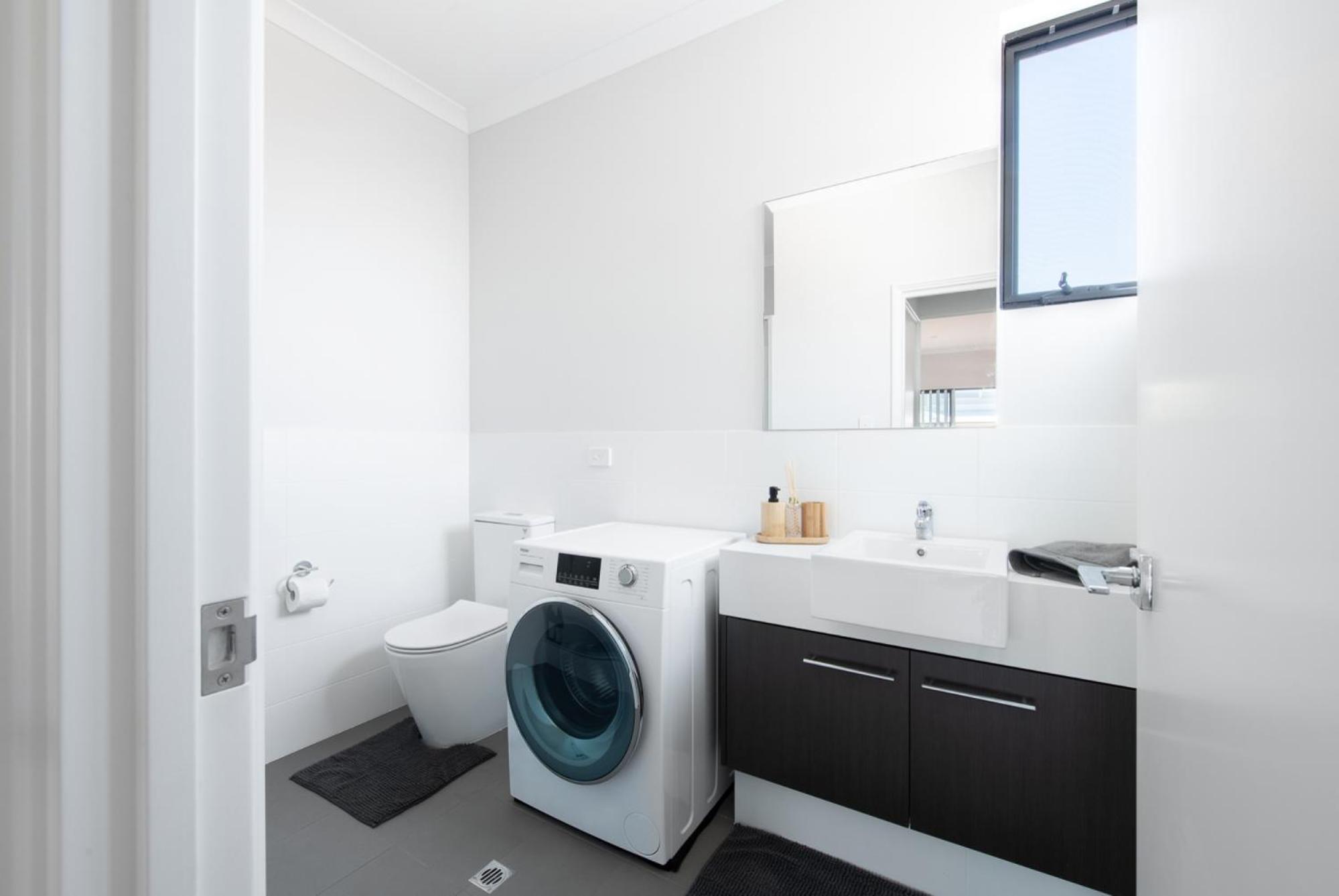 Chic Exec 2bdr 2bath -River,FREO,Parking,AC